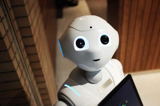 Weißer Roboter Künstliche Intelligenz (AI)