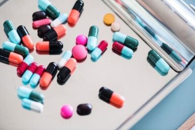 Tablett mit bunten Pillen Pharmazeutika Abbildung