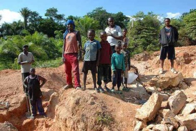 Kinder Männer stehen auf Felsen Kobaltförderung im Kongo