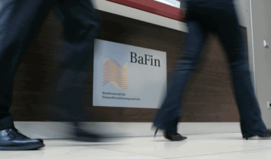 Schild mit BaFin Logo an einem Tresen