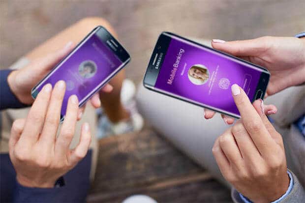 2 Smartphones, gehalten in den Händen Mobile Banking Nextledger Blockchain Samsung
