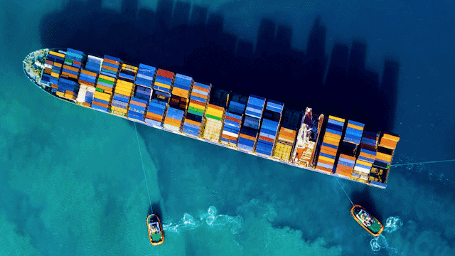 Containerschiff auf dem offenen Meer, beladen mit Containern