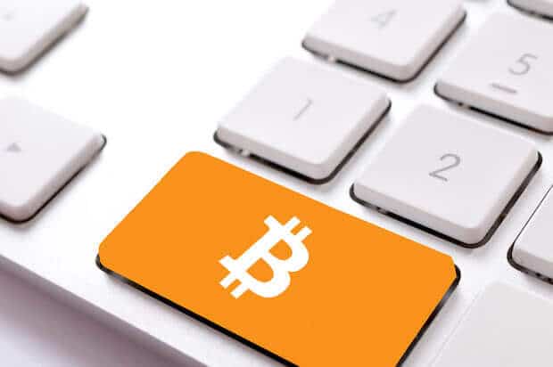 Bitcoinlogo auf einer weißen Tastatur