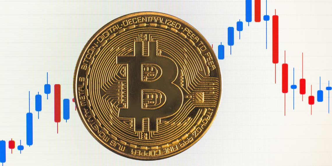 Bitcoin Coin umgeben von Kerzen im Chartverlauf