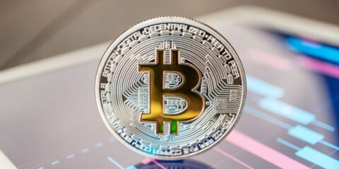 Bitcoin Münze auf Tablet