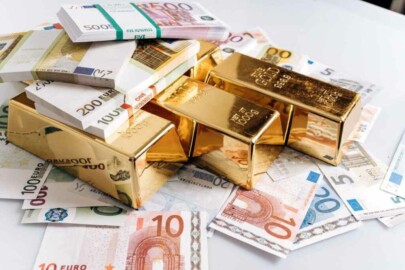 Goldbarren und verschiedene Bündel von Euroscheinen