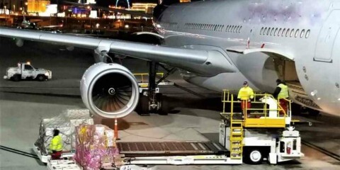 Luftfracht Flugzeug beladen