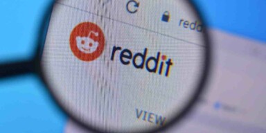Reddit Logo unter Lupe