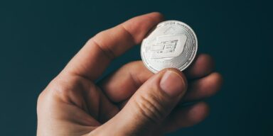 Dash Coin in einer Hand