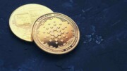 2 Cardano Coins auf blauem Hintergrund