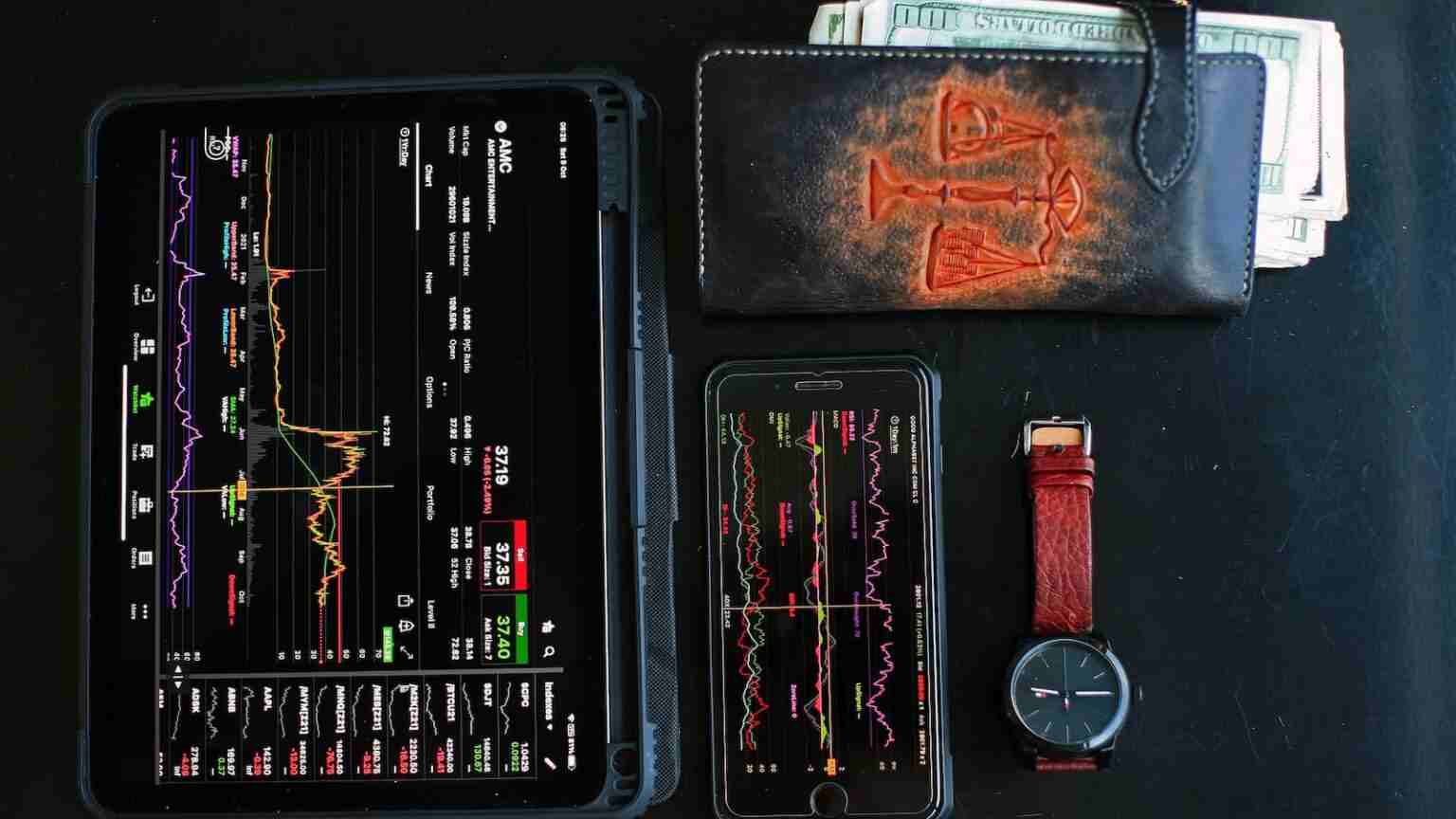 Robinhood Wallet abgebildet auf Laptop und Smartphone