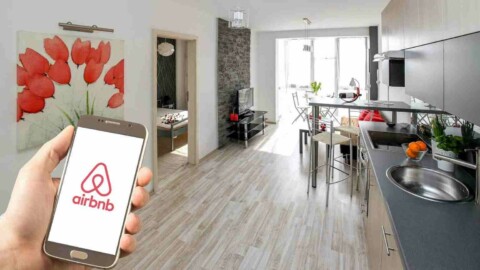 AirBnB Musterwohnung Smartphone mit AirBnB Logo
