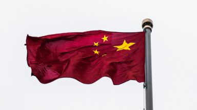 Chinesische Flagge weht im Wind