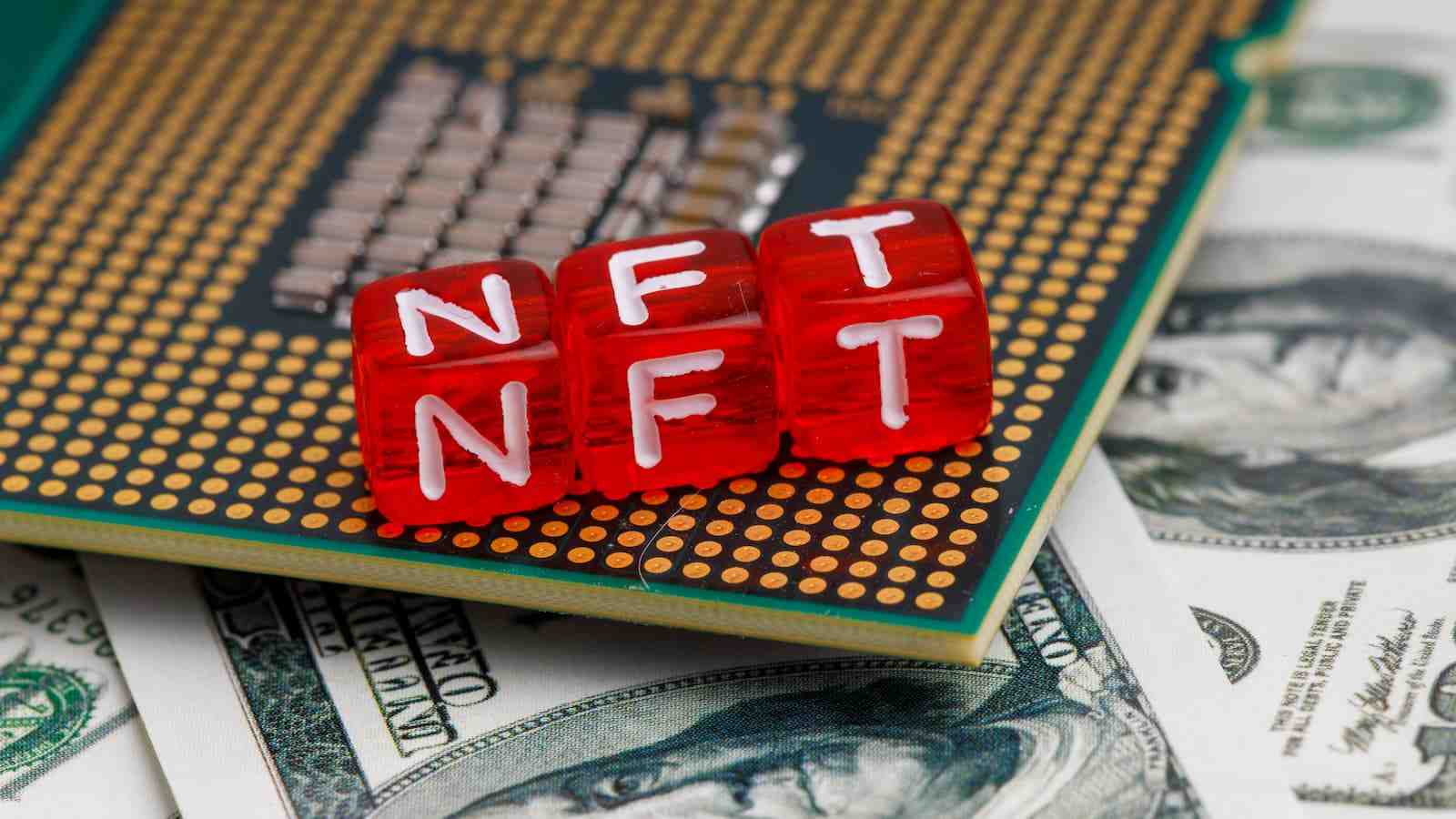 NFT auf Würfeln gedruckt auf US-Dollarscheinen liegend