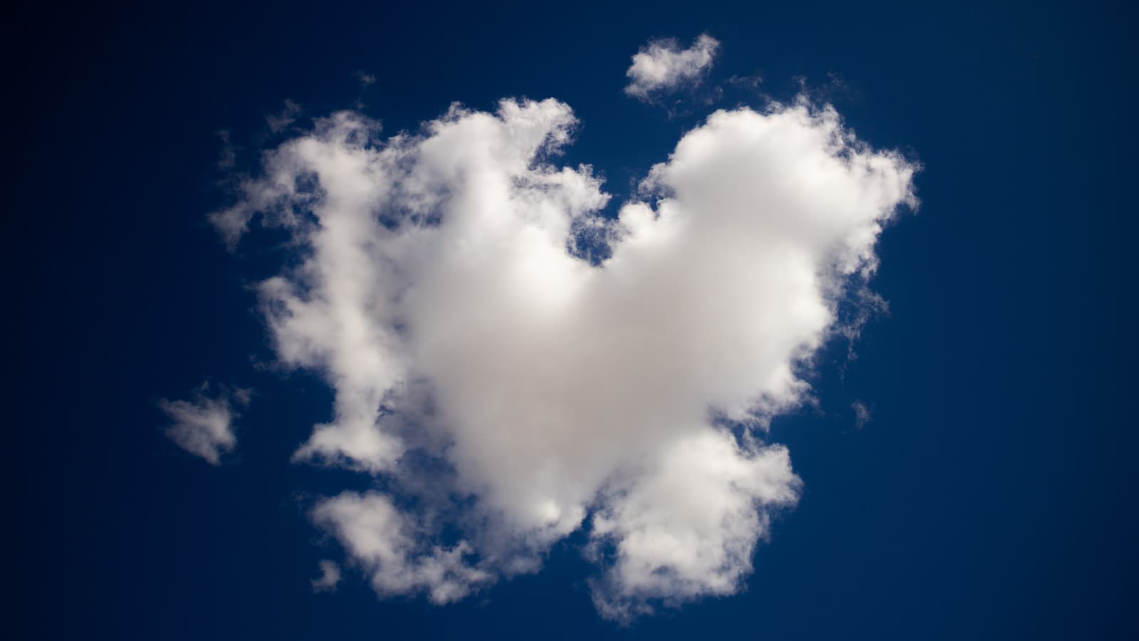 weiße Wolke in Herzform und blauem Himmel