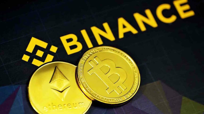 Binance Logo mit Ethereum und Bitcoin Münzen