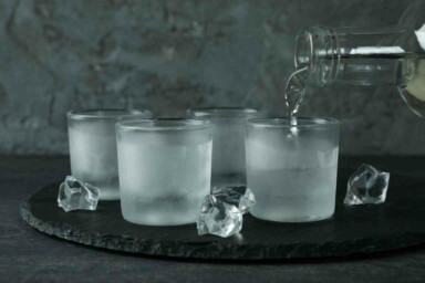 Drei Wodka-Gläser und Eis