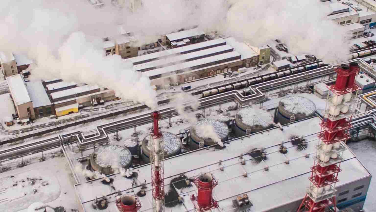 Energie Kraftwerk Schornsteine Gas Öl Russland Winter