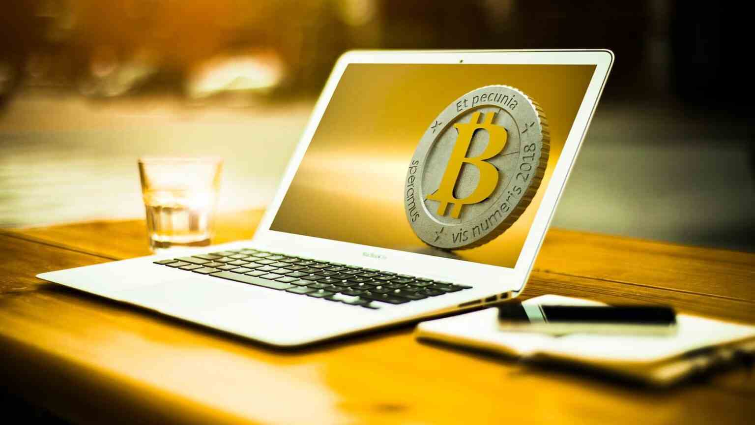 Laptop auf einem Schreibtisch zeigt Bitcoin