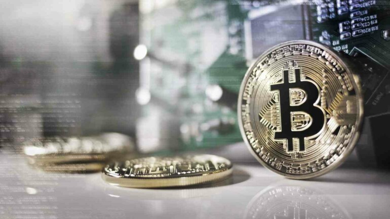 Drei physische Bitcoin Münzen stehend und liegend