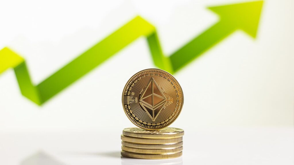 Ethereum Münzen liegen vor Aufwärtspfeil