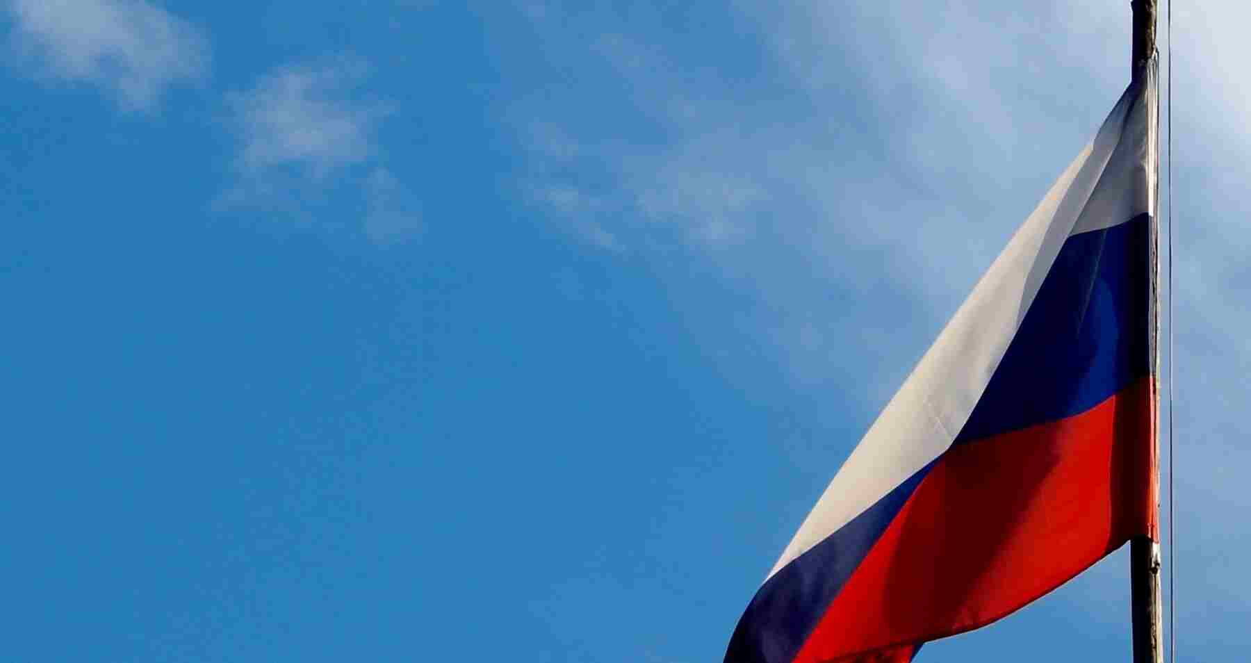 Russische Flagge Ausschnitt Hintergrund Blauer Himmel