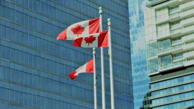 Kanadische Flaggen vor Häuserfassaden