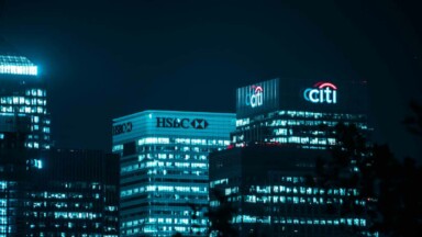 HSBC Bankgebäude bei Nacht