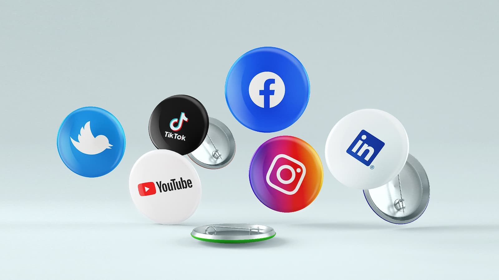 Anstecker mit Logos verschiedener Online Plattformen