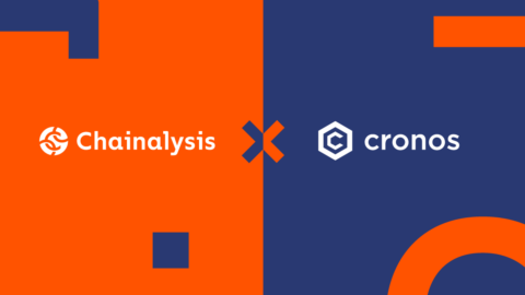 Chainalysis und Cronos Logo auf orangenem und blauem Hintergrund