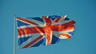Flagge von Großbritannien im Wind an einem Mast