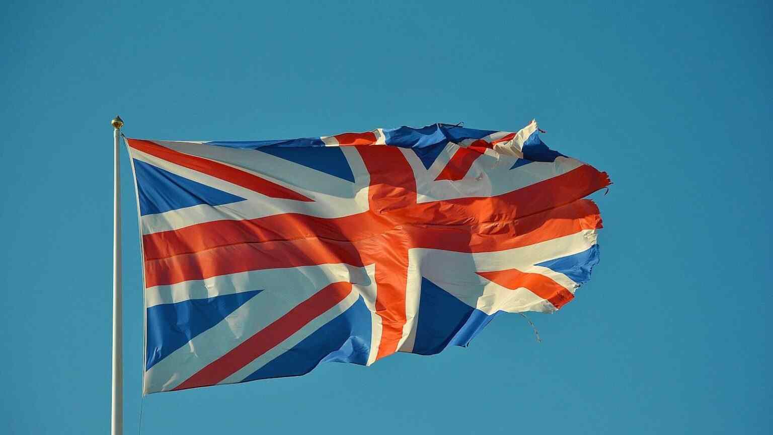 Flagge von Großbritannien im Wind an einem Mast