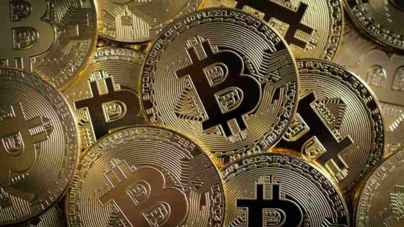 Ein Haufen physischer Bitcoin Münzen
