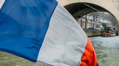 Flagge Frankreich Hintergrund Fluss Brückenbogen Schiff am Anleger