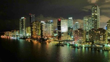 Blick über Miami bei Nacht