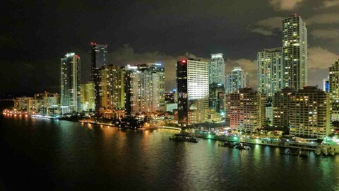 Blick über Miami bei Nacht