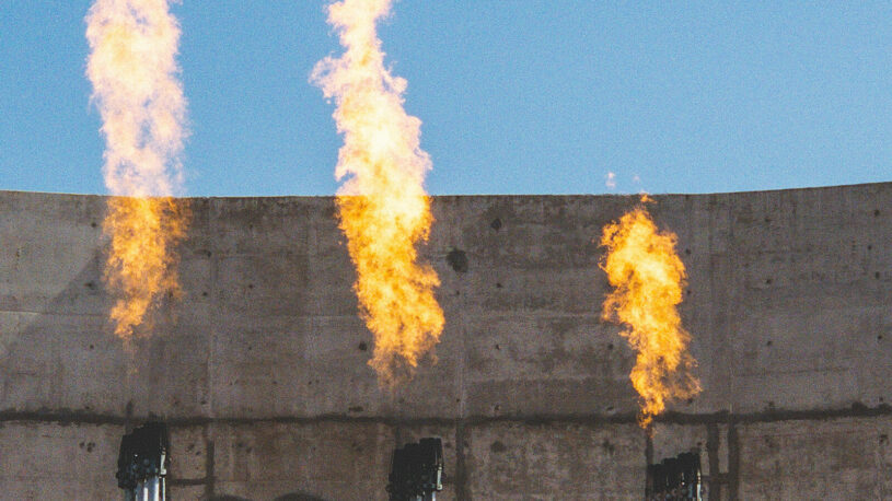 Feuersäulen Flare Gas Pipeline blauer Himmel graue Wand
