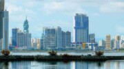 Blick auf Panama City Wasser Hochhäuser wolkiger HImmel