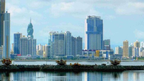 Blick auf Panama City Wasser Hochhäuser wolkiger HImmel
