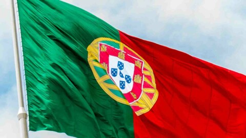 Flagge Portugal im Wind blauer Himmel