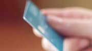 Kreditkarte Mastercard in Hand vor PC