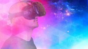 Person mit VR Brille neonpinker und neonblauer Hintergrund