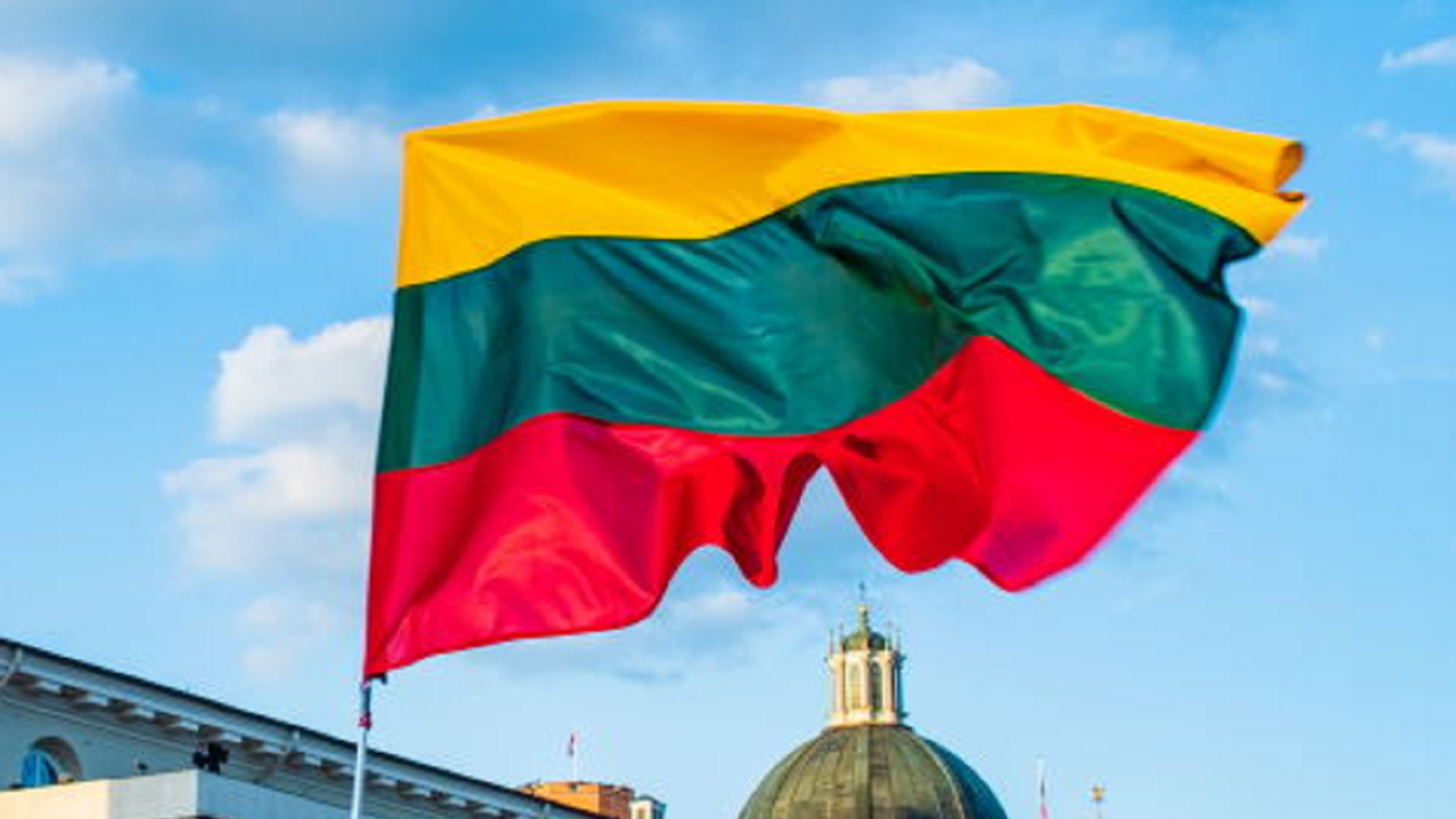 Flagge von Litauen über dem Parlament