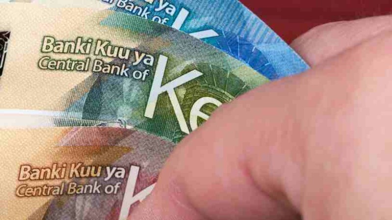Währung Kenia Scheine in Hand