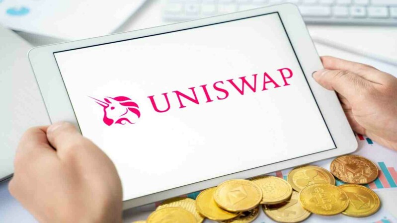 Tablet mit Uniswap Logo