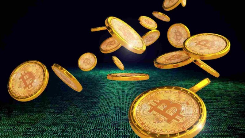 Grafik goldener Bitcoin Münzen fallen auf grünen Binärcode