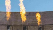Feuersäulen Flare Gas Pipeline blauer Himmel graue Wand