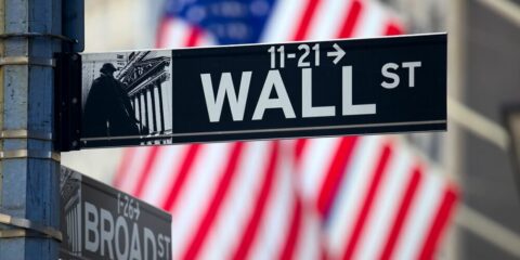 Wall Street Straßenzeichen mit US-Fahne