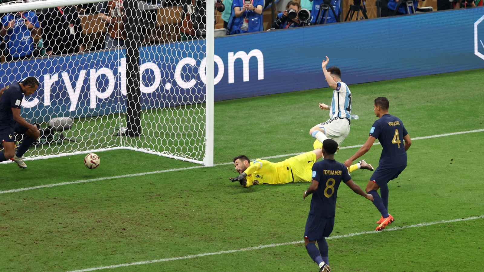 Messi Tor Frankreich WM Finale Crypto.com Bandenwerbung