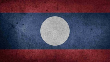 Laos möchte Krypto-Minern ab 2026 den Strom kappen. Nachdem man die Branche 2021 zunächst gefördert hatte, möchte man nun andere Industrien unterstützen. Krypto trage gemessen am Stromverbrauch zu wenig zum Wirtschaftswachstum des Landes bei. Deshalb möchte man fortan lieber die Automobilbranche, KI oder die Metallindustrie stärken. Nach Angaben der Regierung könnten sich in Laos derzeit bis zu 75.000 ASICs am Bitcoin-Netzwerk beteiligen. Titelbild